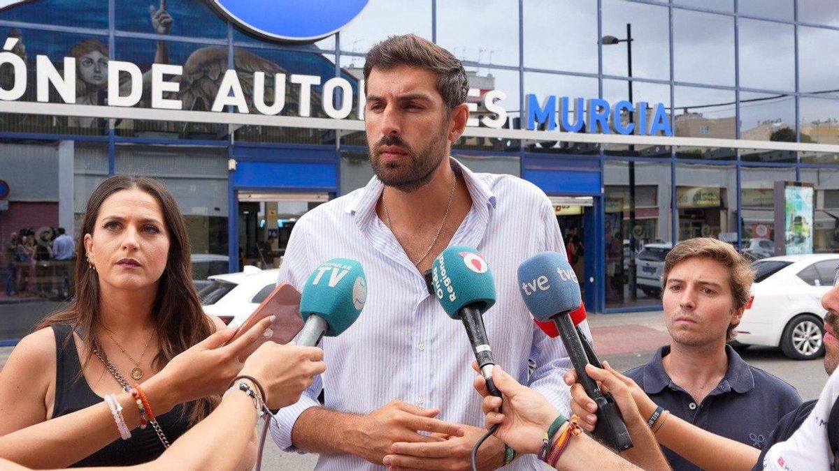 Antelo y concejales de Vox, en la estación de autobuses