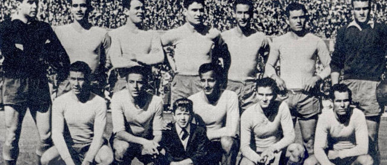 Una formación de la UD Las Palmas en la temporada 1957-1958, en la que obtuvieron la permanencia. De pie, de izquierrda a derecha: Pepín, Beneyto, Ricardo Costa, Marcial, Mujica, Naranjo y Betancor; agachados: Atienza, Vázquez, Silva, Ricardito y Peña.