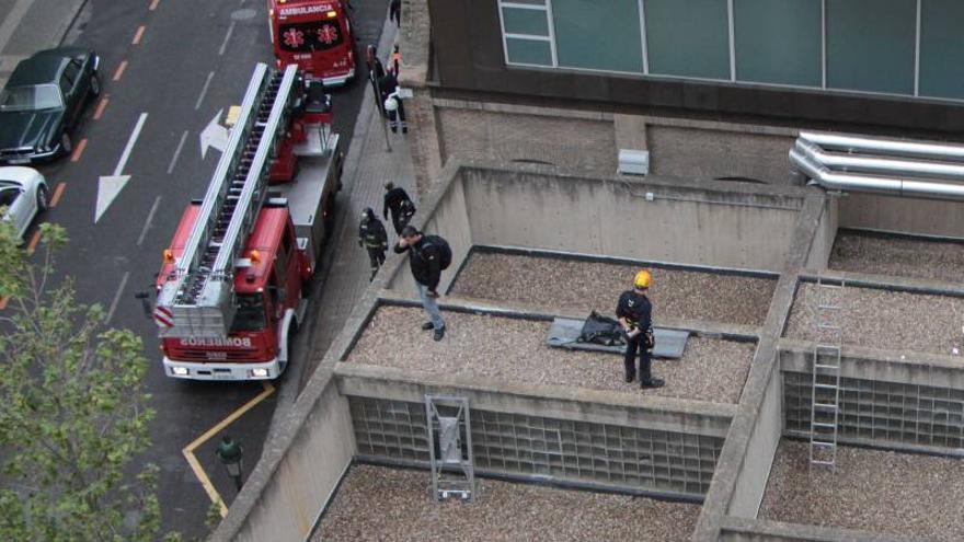 Dos chicas caen desde la terraza del Pablo Serrano