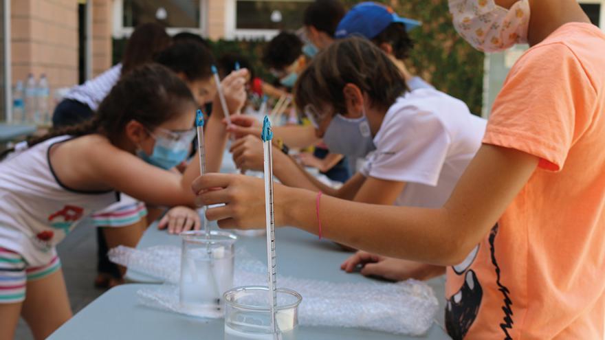 Alumnaod en una de las actividades de los campus.