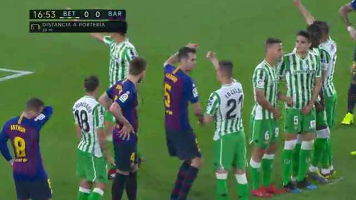 Busquets dio instrucciones a Messi: algún jugador se iba a colocar debajo de la barrera