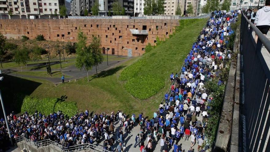 Colas a la salida de un partido en el estadio Carlos Tartiere en las escaleras de La Ería.