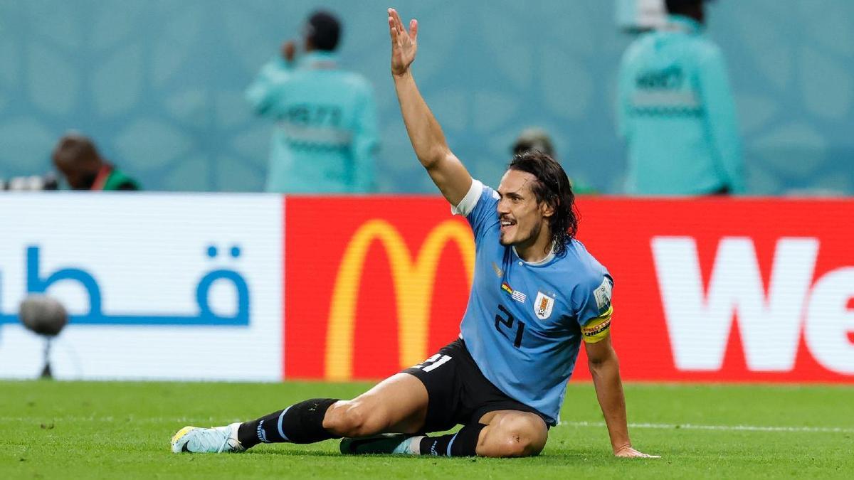 Cavani reclama un penalti al colegiado
