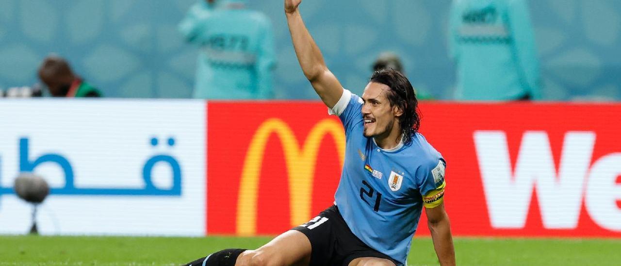 Cavani reclama un penalti al colegiado