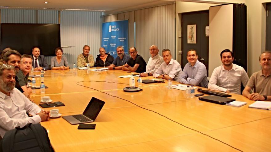 El conselleiro de Sanidade, Julio García Comesaña (en la cabecera de la mesa) presidió la reunión con los responsables del proyecto /sergas