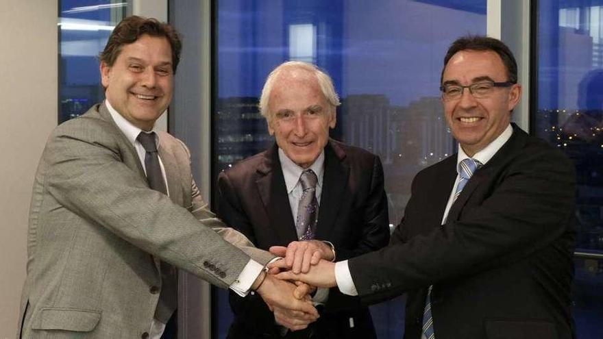 Ignacio Rivera con dos miembros de la familia O&#039;Hara tras cerrar la compra del 32% del capital.