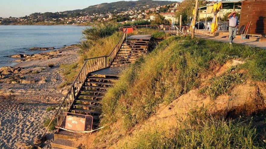 La escalera de acceso a la playa de Patos, todavía destrozada por los temporales.