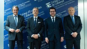 (I-D) El expresidente de la Generalitat, Artur Mas; el decano del Col·legi dEconomistes, Carlos Puig de Travy; y los expresidente de la Generalitat, Pere Aragonès y José Montilla, durante una conversación sobre el futuro de Catalunya, en el Col·legi dEconomistes de Catalunya, a 27 de enero de 2025, en Barcelona, Catalunya (España). El Col·legi dEconomistes de Catalunya organiza en el auditorio de su sede una jornada de Conversaciones con el decano que reunirá a tres presidentes de la Generalitat de Catalunya. Los tres ponentes debatirán sobre los retos económicos de futuro que se presentan en Catalunya. 27 ENERO 2025 David Zorrakino / Europa Press 27/01/2025