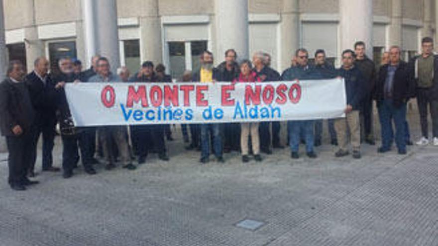 Los vecinos de Aldán, esta mañana en los juzgados. // Fran G. Sas