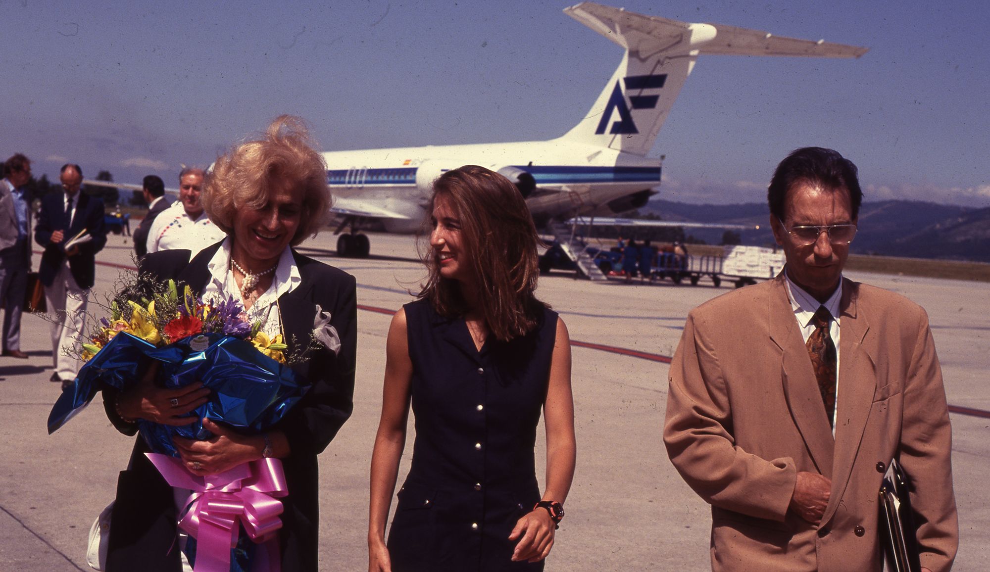Llegada al aeropuerto de la madre de Gari Kasparov, Clara Shaguenovna Kasparova en 1992Grobas.jpg