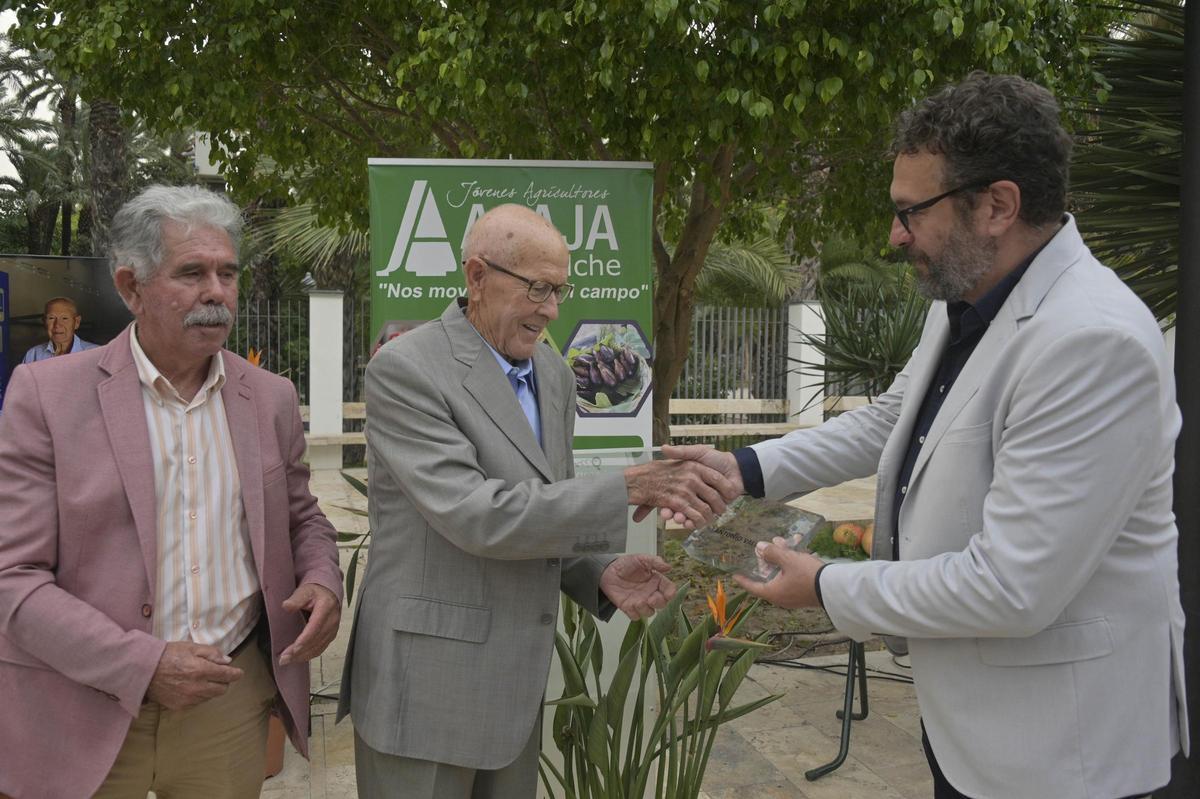 José Antonio Román y Pedro Valero entregan el premio a Pedro Pascual