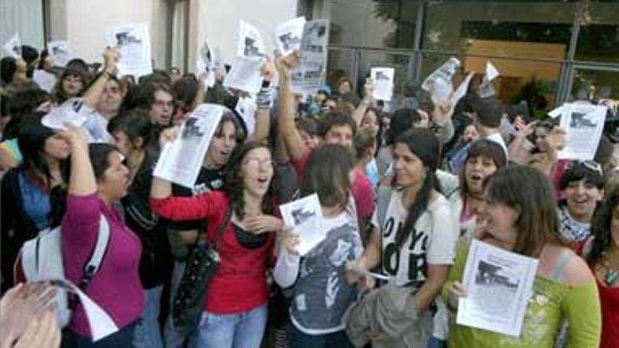 250 personas se manifiestan contra el derribo del cubo de Biblioteconomía