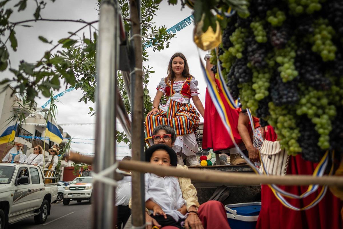 Subida de los cestos y bollos de Santa Bárbara (Icod de los Vinos)