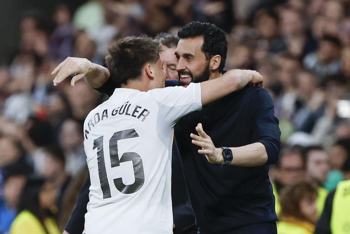 Arbeloa celebra el gol de Arda Güler con el turco