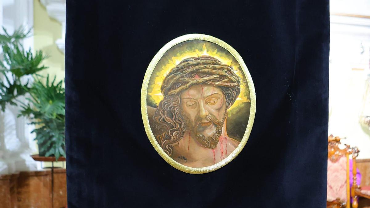 Nuevo estandarte del Cristo de Ánimas, con pintura de Agustín Soler.