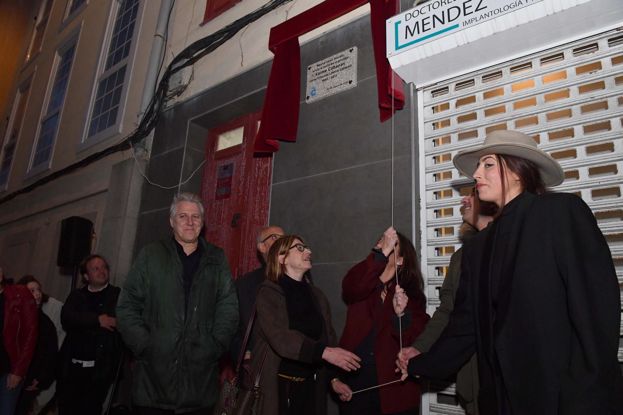 Placa a Xaime Cabanas en la casa de A Coruña donde nació y vivió