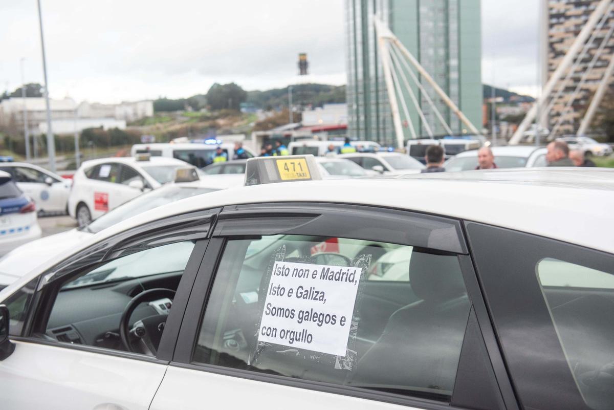 Los taxistas de A Coruña cortan Alfonso Molina y protestan en María Pita contra los VTC