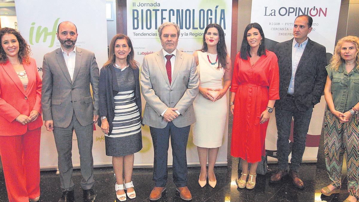 Autoridades políticas, directivos del diario La Opinión y participantes de la ‘II Jornada de Biotecnología: Tendencias en España y la Región de Murcia’. | JUAN CARLOS CAVAL