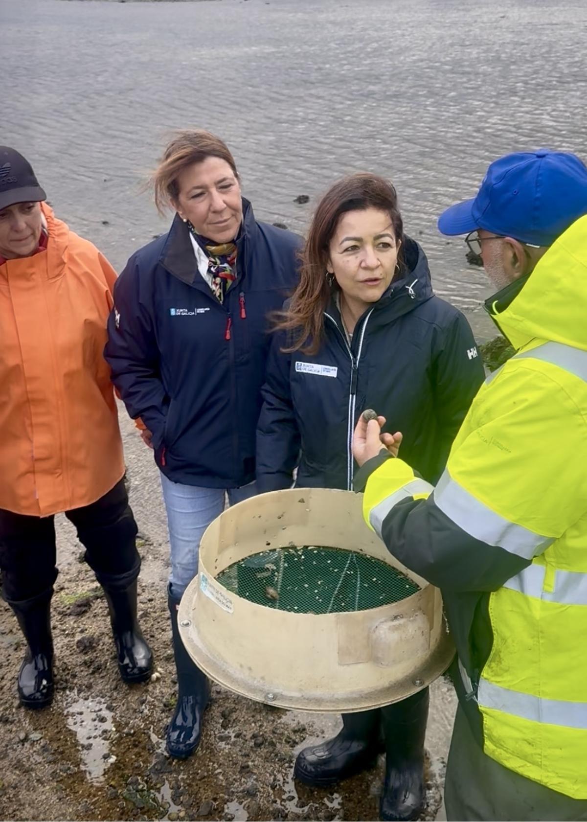 Elena Suárez, directora territorial de Mar en Vigo, y la conselleira, en una reciente visita a O Grove.