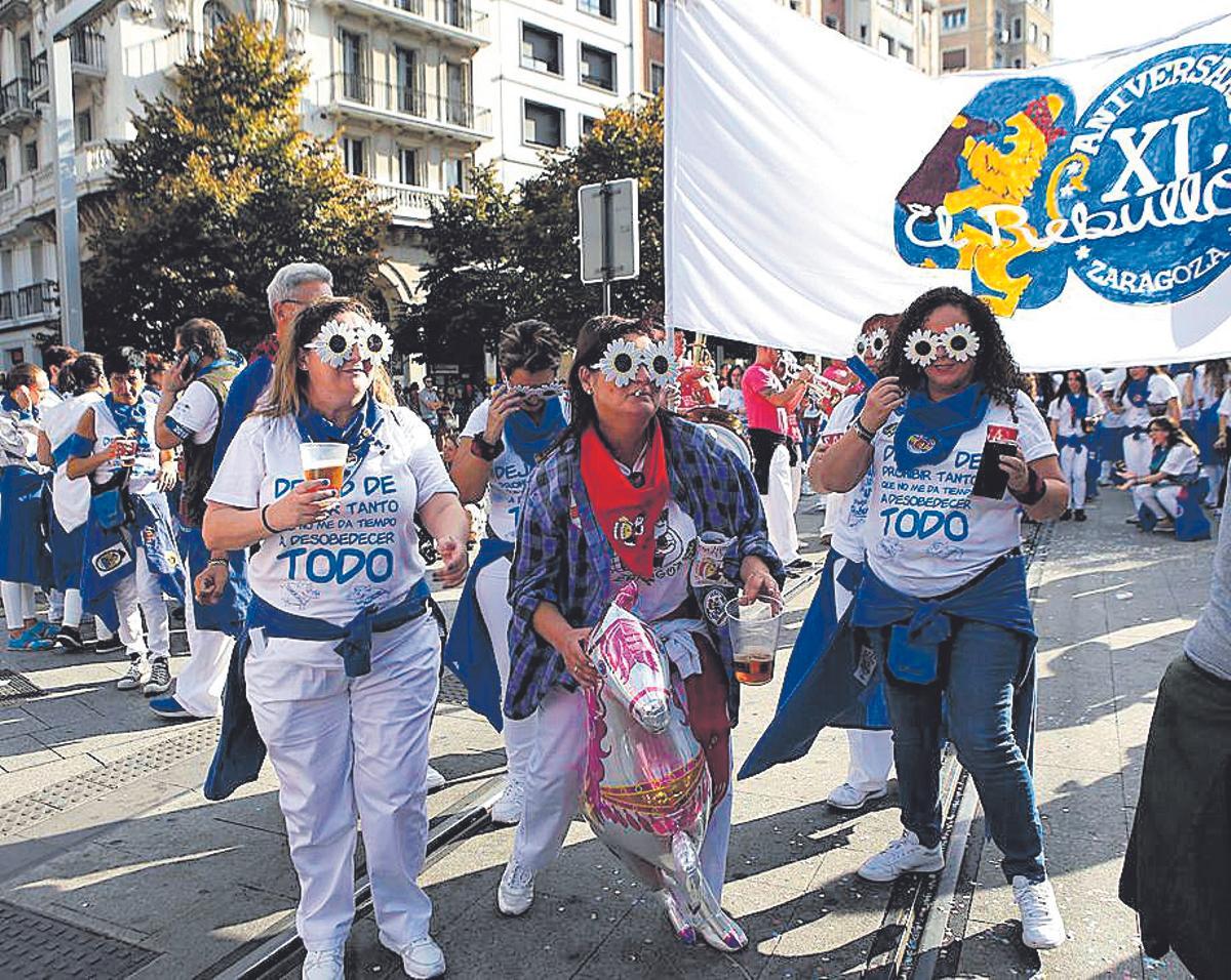 Las peñas le dan colorido a las Fiestas del Pilar.