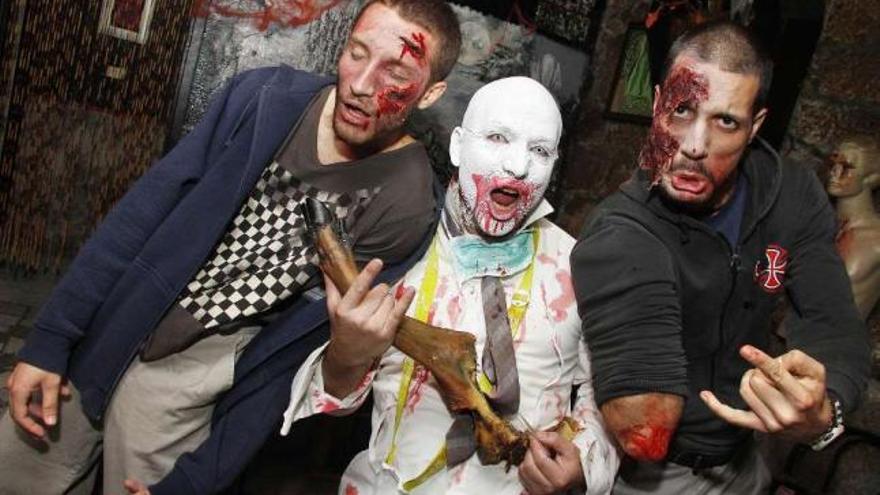 Tres de los participantes en el desfile de zombis de ayer por el Casco Vello.  // Jorge Santomé