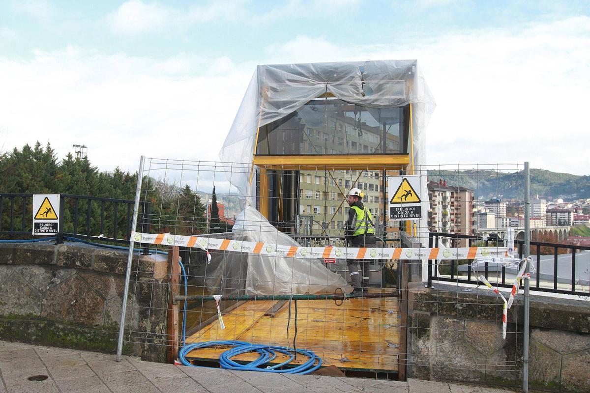 Una de las obras con financiación europea es la del ascensor que conecta la Avenida de Marín con la Avenida de Santiago, salvando la cota y la brecha ferroviaria entre los barrios de A Ponte y O Vinteún.