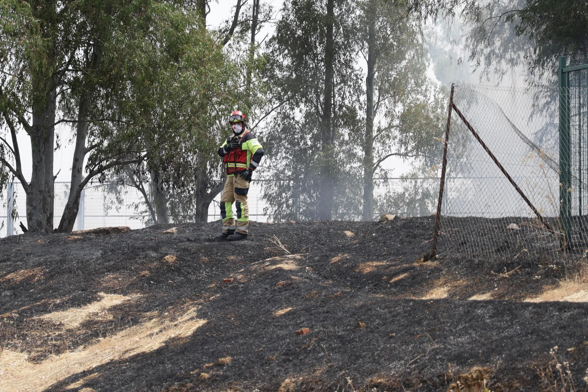 Incendio de pastos en unas pistas de fútbol de La Mejostilla