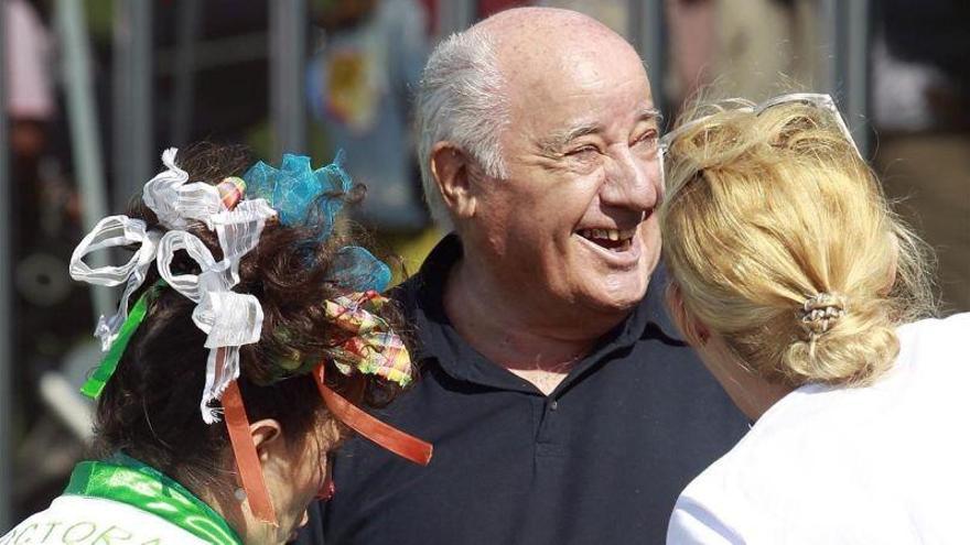 Amancio Ortega luce orgullo de padre