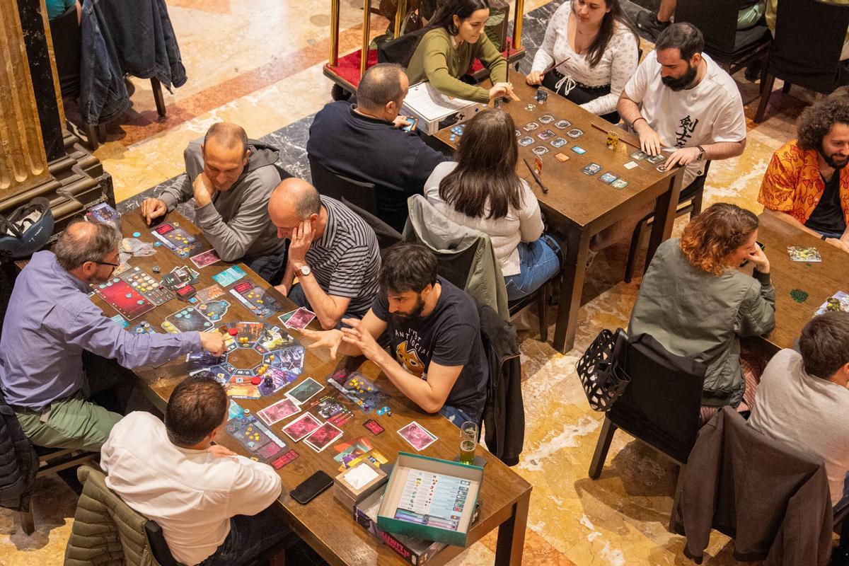 Encuentro de juegos de mesa en la Estación de França de Barcelona. El evento es organizado por Kleff, la comunidad de juegos de mesa más grande de Europa.