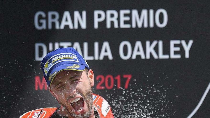Andrea Dovizioso celebra con champán su victoria en Mugello.