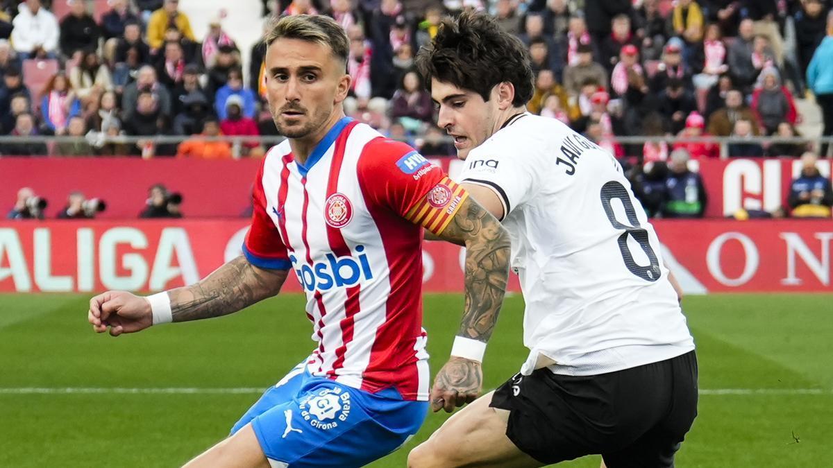 Aleix García pugnando con Javi Guerra en el partido de la primera vuelta en Montilivi