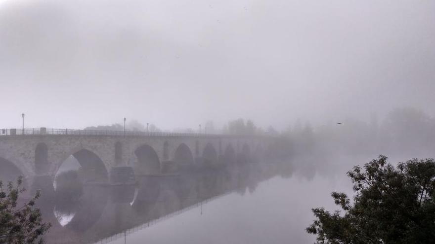 La niebla envuelve el Puente de Piedra de Zamora.