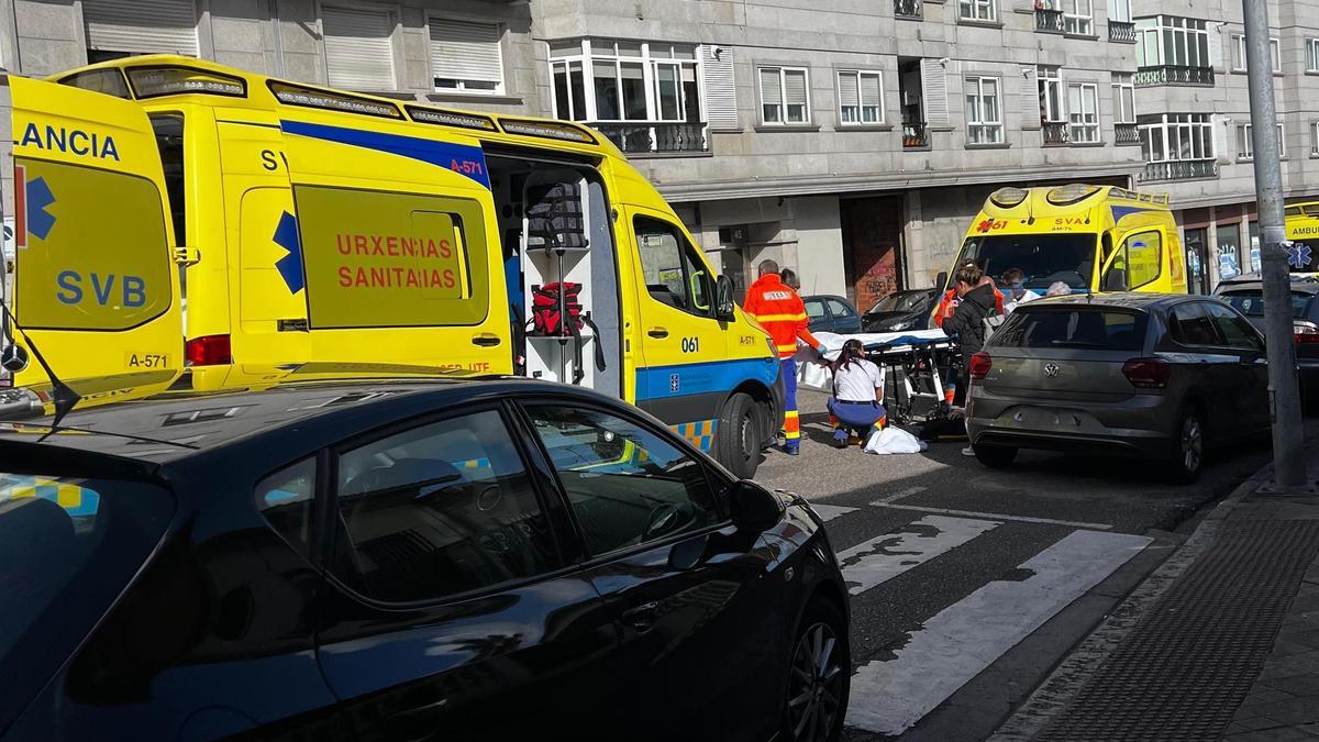 El equipo de asistencia sanitaria atiende al joven que fue atropellado en la calle Doutor Carracido.