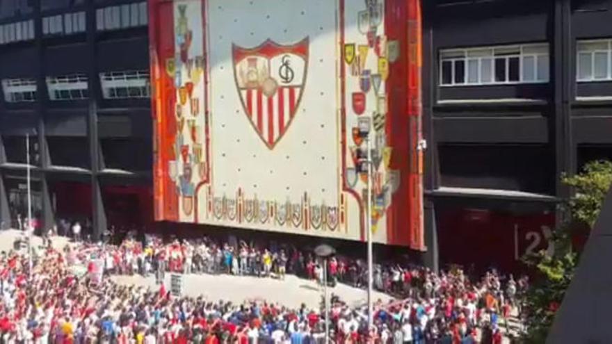 La afición del Sevilla explota contra Javier Tebas