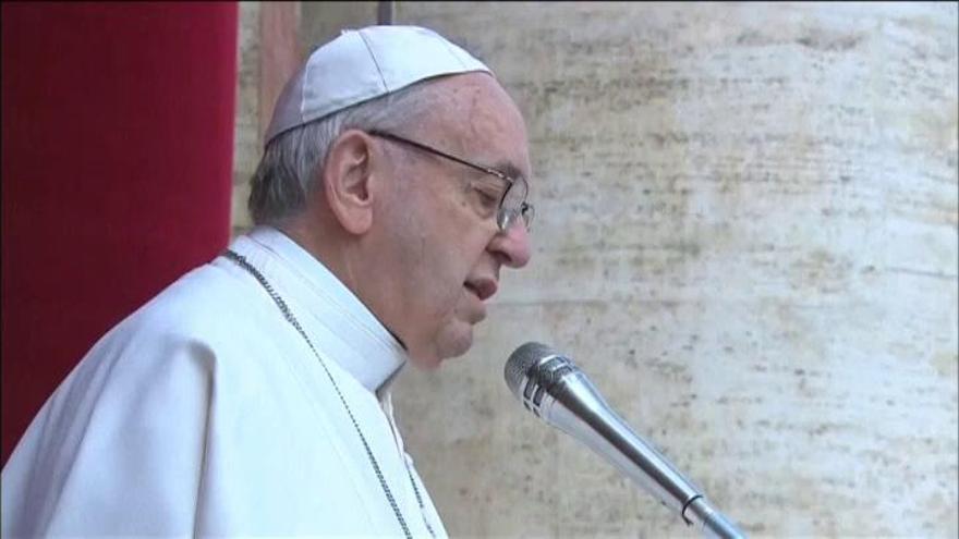 El papa imparte la bendición 'Urbi et Orbi' durante la misa de Pascua