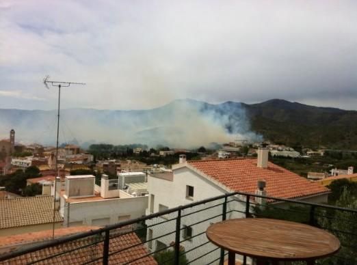 Un incendi forestal crema a Llançà