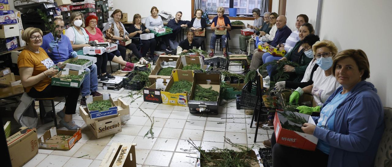 Las alfombristas de Mulleres Rurais ya en plena actividad de deshoje. // ALBA VILLAR
