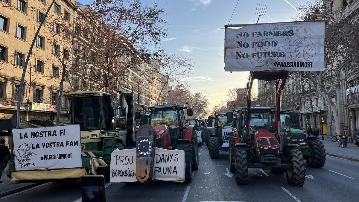 Tractors amb pancartes aparcats a la Gran Via  de Barcelona