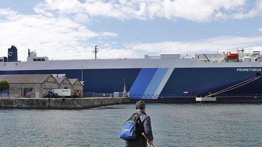 El &#039;Prometheus Leader&#039;, con seis marineros contagiados con la variante india, confinado en el Puerto de Vigo.