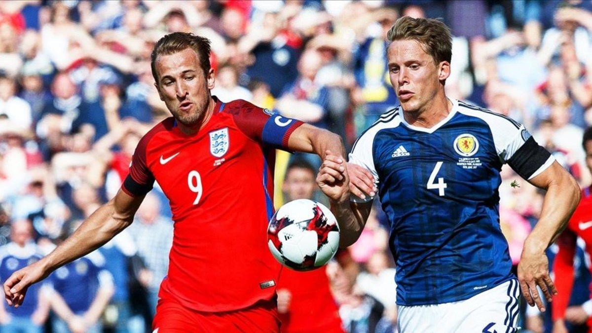 Harry Kane y Christophe Berra pelean por un balón en el duelo de Glasgow