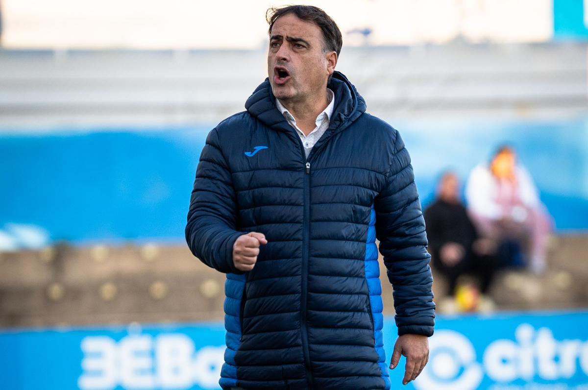 El entrenador del CF Gandia, Alberto Gregori, gesticula durante un partido de esta temporada