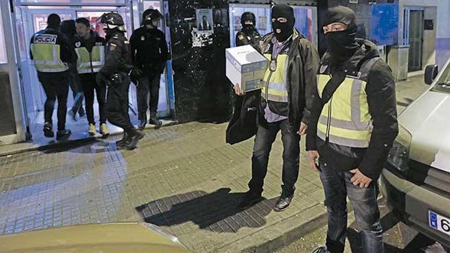 Agentes de Policía, durante una interveción en Son Gotleu.