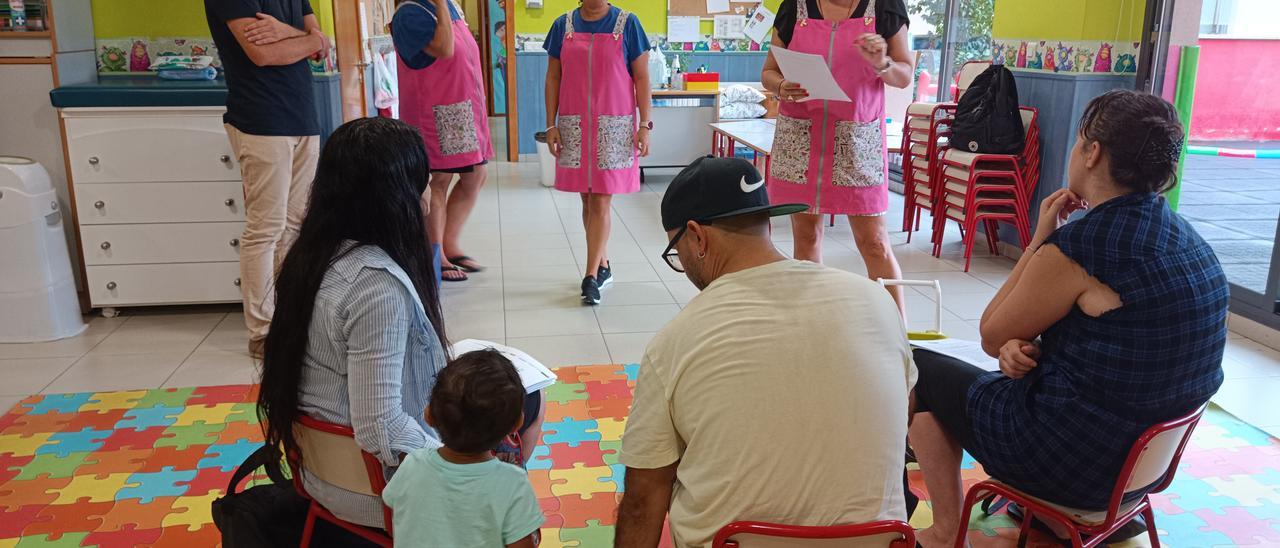 Una familia en las escuelas infantiles de Casa Caridad.