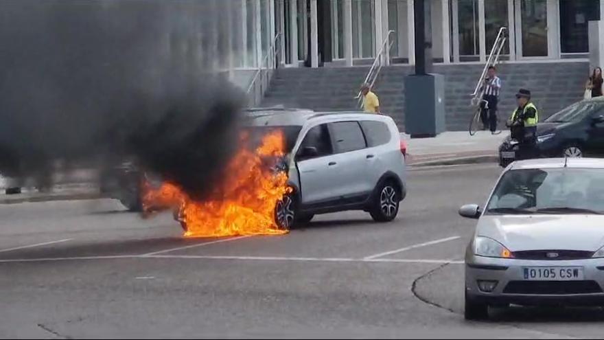 Arde un coche en la rotonda del Palacio de Congresos de València
