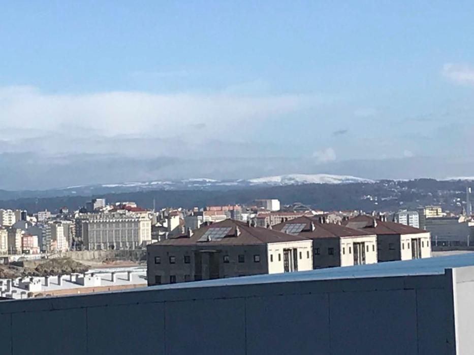 Nieve en la montaña coruñesa vista desde Os Rosales.