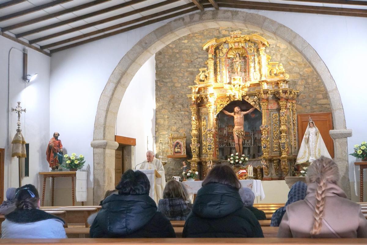 Mahíde celebra los Reyes cantándole a su párroco