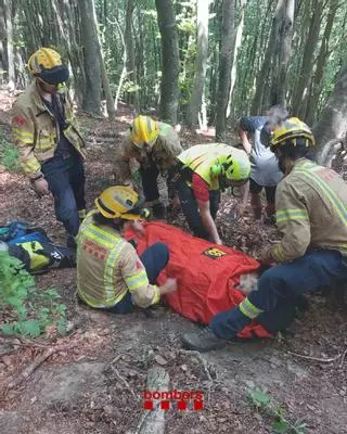 Un helicòpter rescata una ciclista ferida en una pista forestal de Sant Feliu de Pallerols