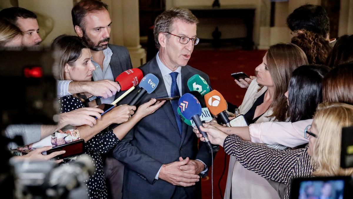 El líder del PP, Alberto Núñez Feijóo, este jueves, tras escuchar una conferencia del secretario general de UGT, Pepe Álvarez.