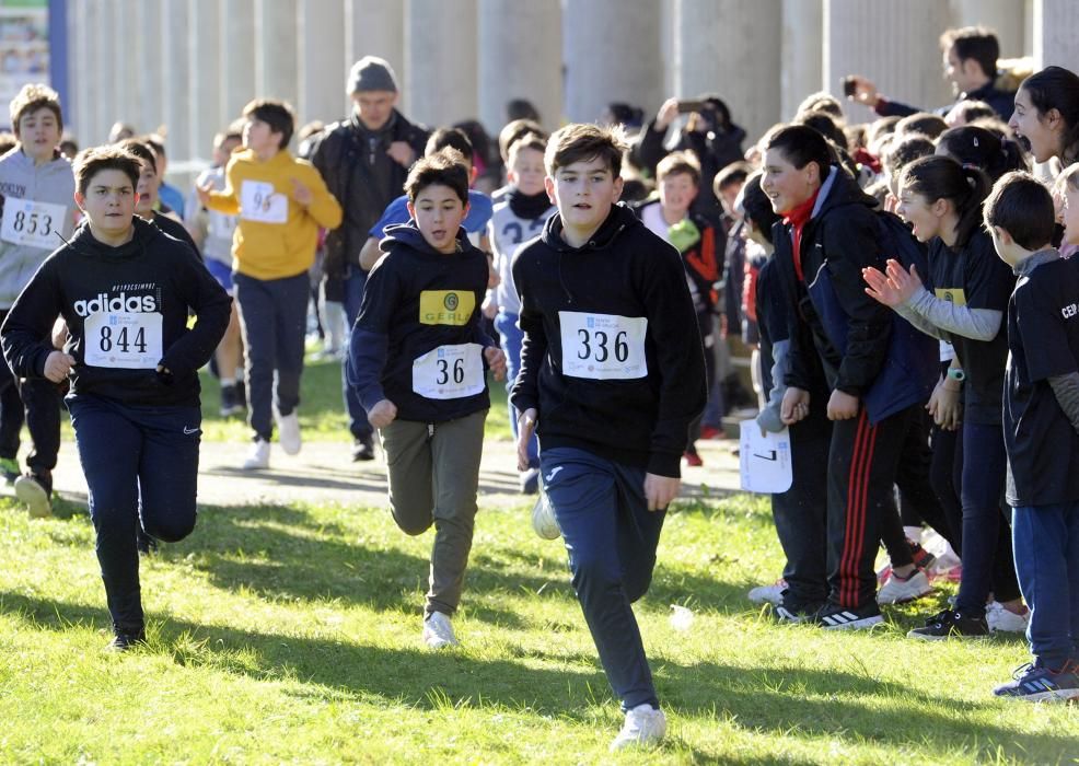 Las niñas y niños participantes, durante la carrera.