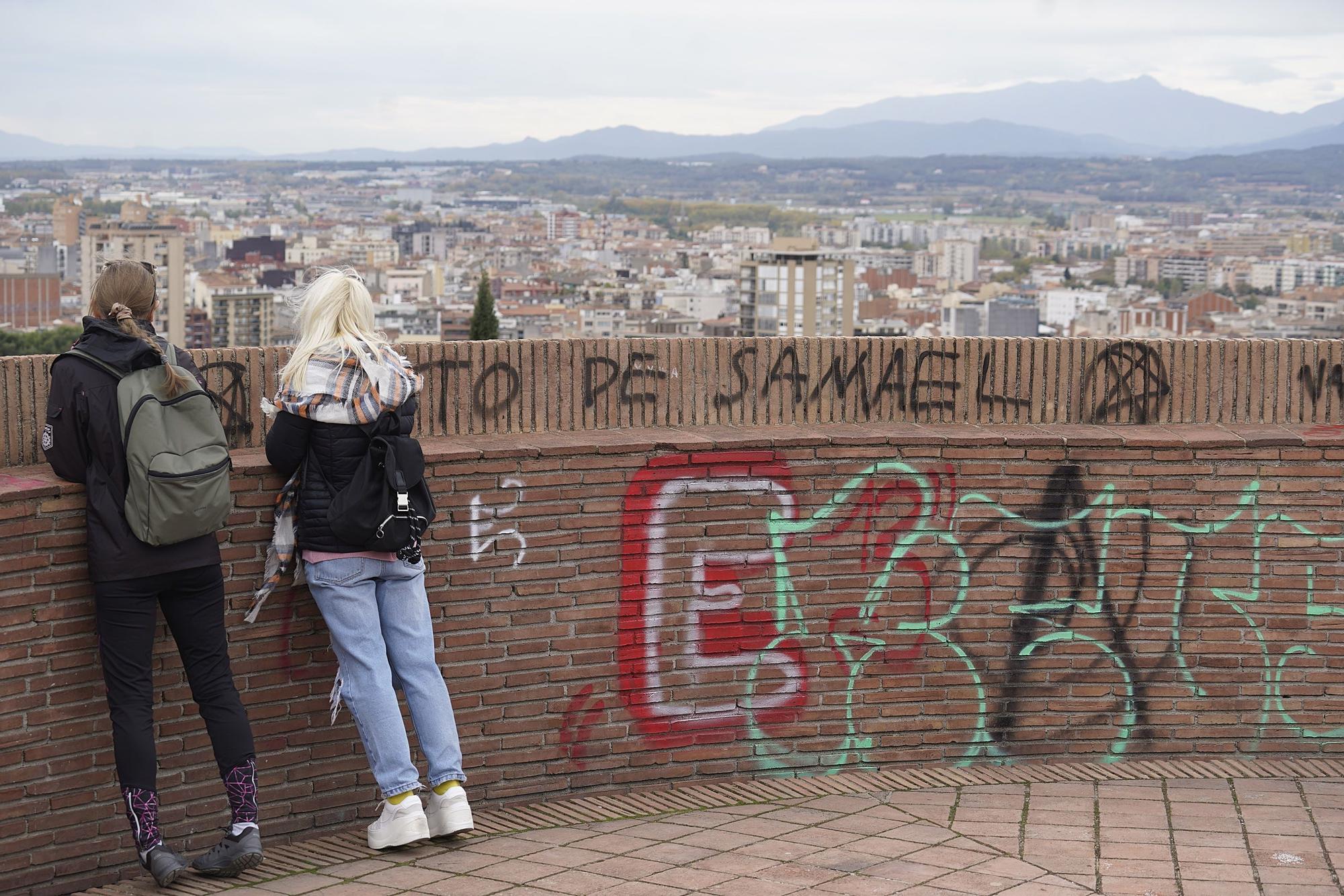 Les torres de la muralla de Girona, farcides de pintades